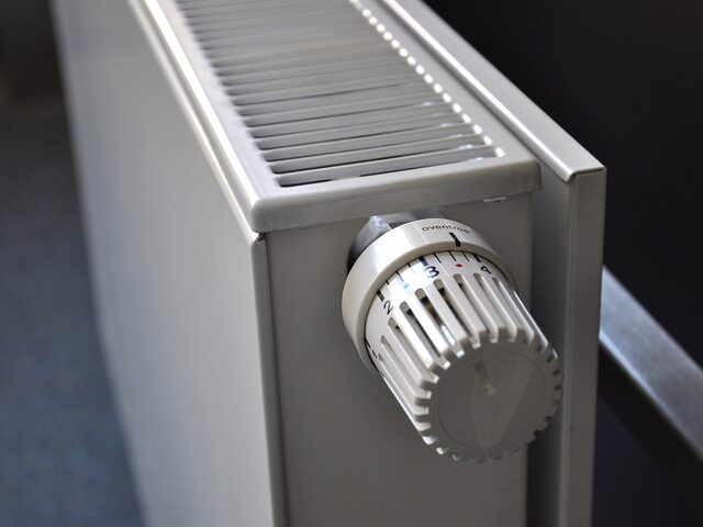 Radiateur mural blanc équipé d'un robinet thermostatique