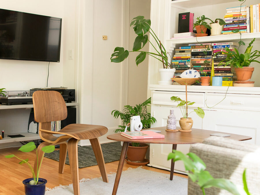 Séjour chaleureux baigné de lumière naturelle, avec plantes, bois clair et textiles
