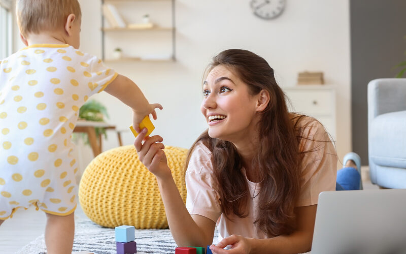 Une mère et son enfant jouant au sol dans un séjour clair et confortable
